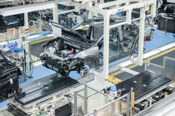 Mengimplementasikan pemeliharaan tingkat pertama yang komprehensif untuk pemrosesan cetakan CNC